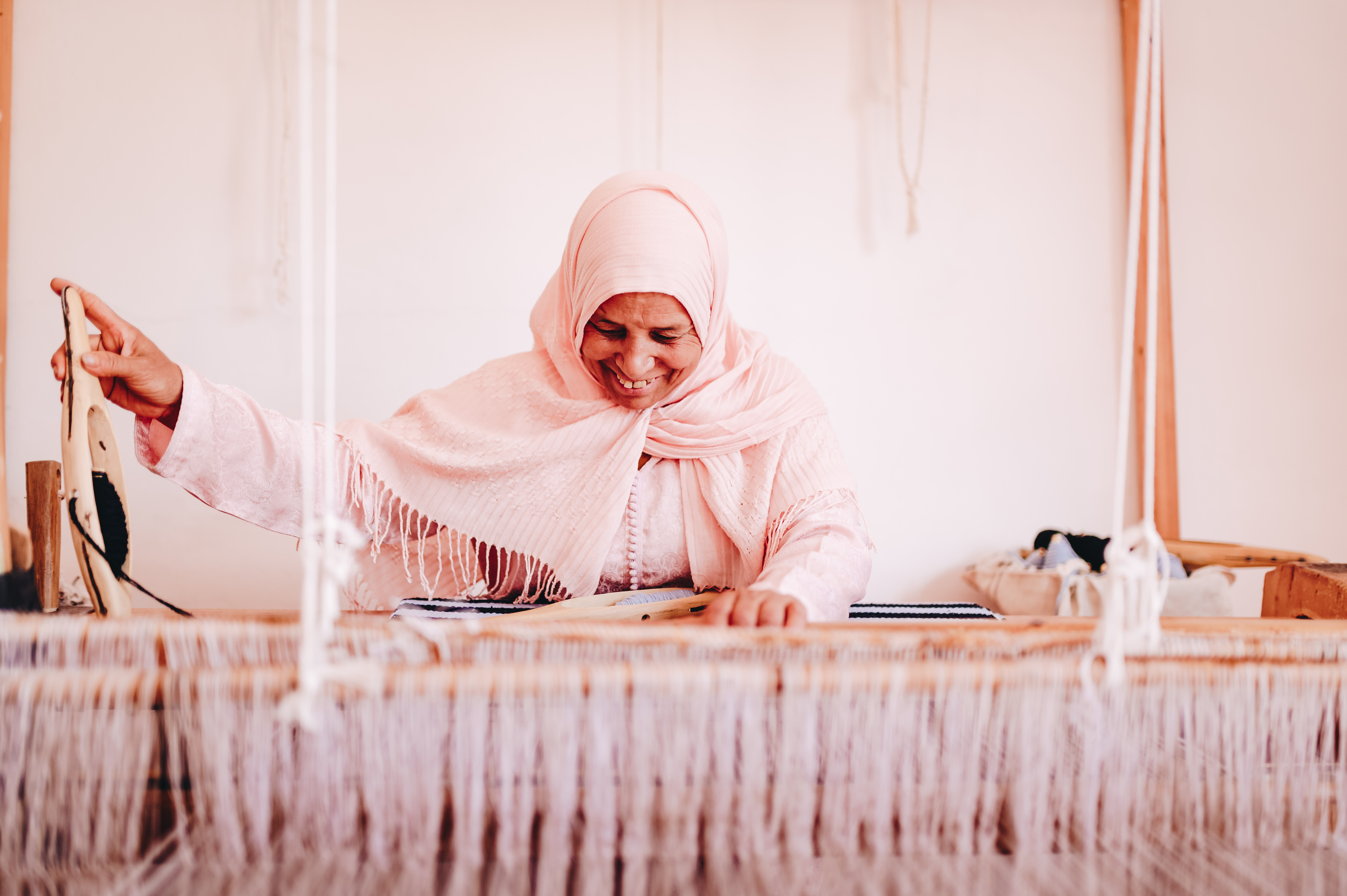 Ebf weaving woman horizontal loom smile pink tamgounssi 1 ussain belabbes